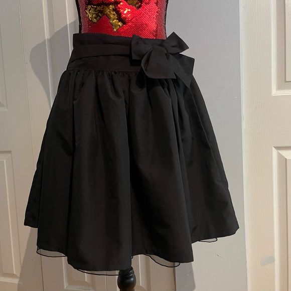 Pretty black matte satin and toole with bow skirt - Picture 4 of 5